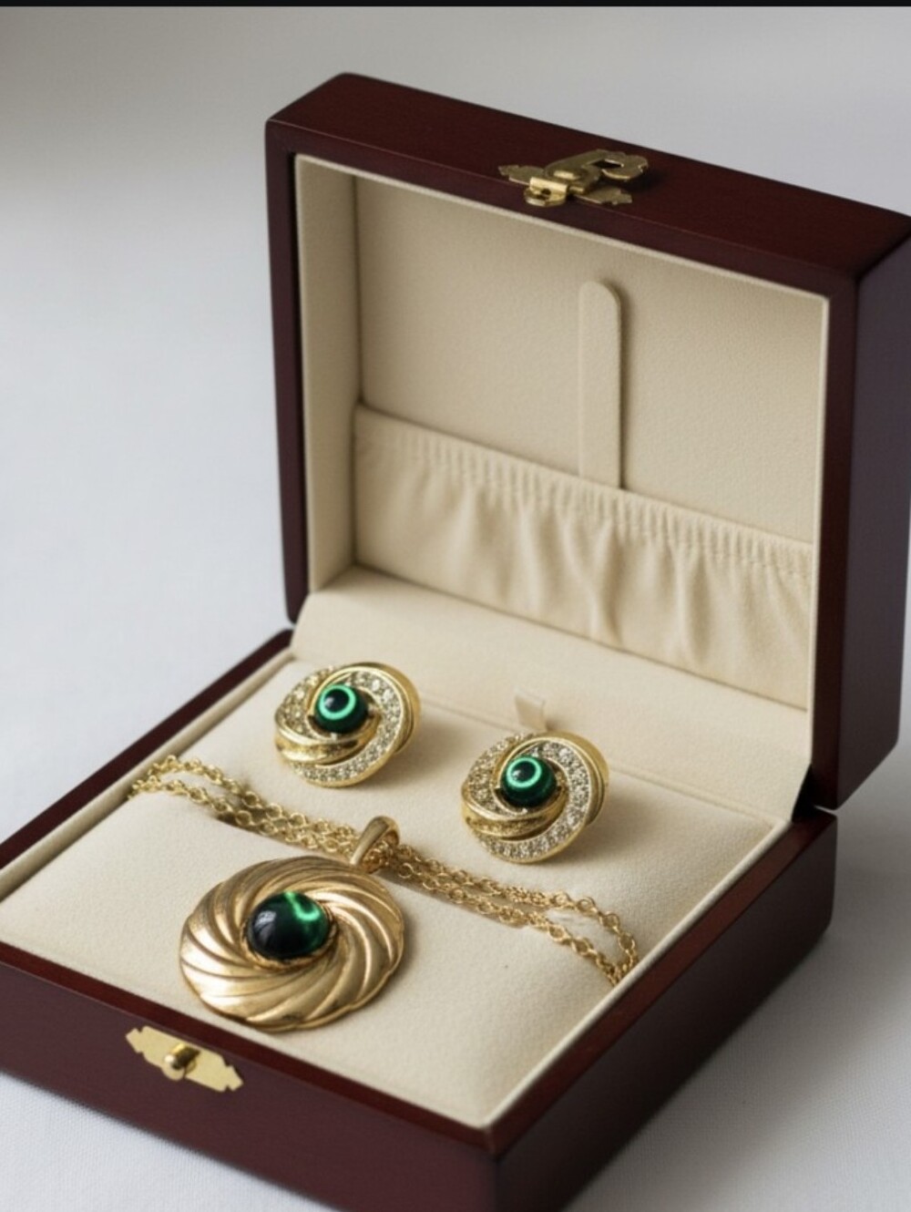 Vintage Elegant Gold Tone Set Swirl Pendant Necklace and Stud Earrings Set